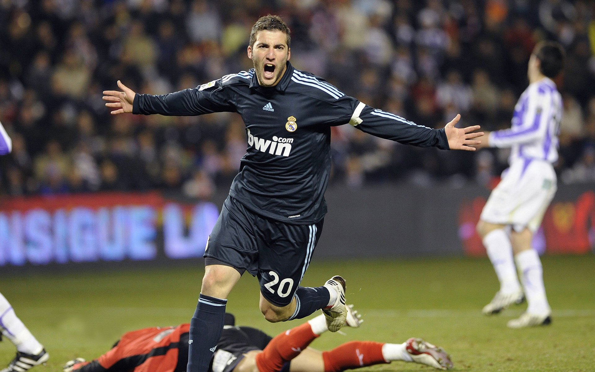 巴塞罗那2-2战平皇马，莱万和莫拉塔各入一球，巴塞罗那绝杀皇马